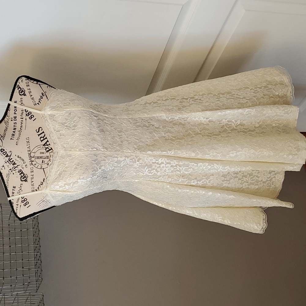 Extra Femine Collection Off-White Lace Spaghetti Strap Dress, size 7